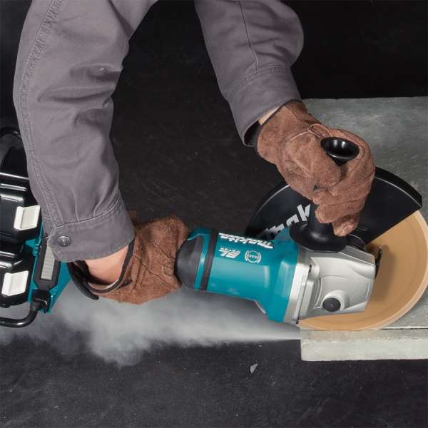 工作人員雙手持穩 Makita DGA901ZU 230毫米充電式角向磨光機切割石材