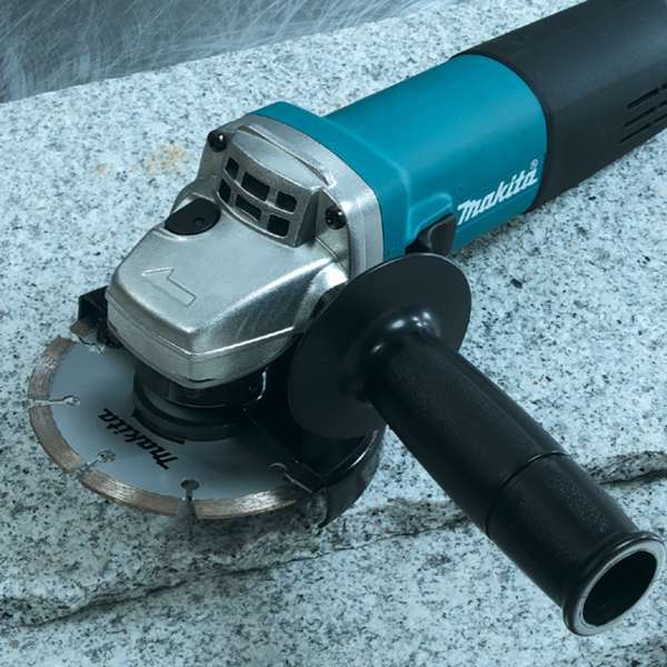 Makita 牧田 9556HN 角向磨光機配合圓形鋸片在花崗石面上作業