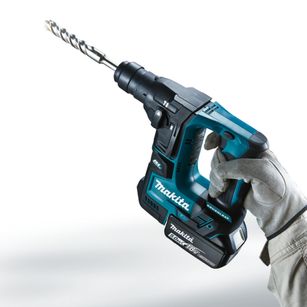 操作人員單手握持 Makita DHR171RGE 18V 充電式電錘配 SDS-PLUS 鑽咀作業