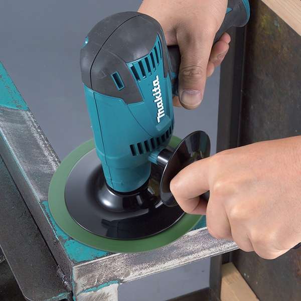 使用 Makita GV6010 盤式砂光機雙手操作打磨金屬工件表面