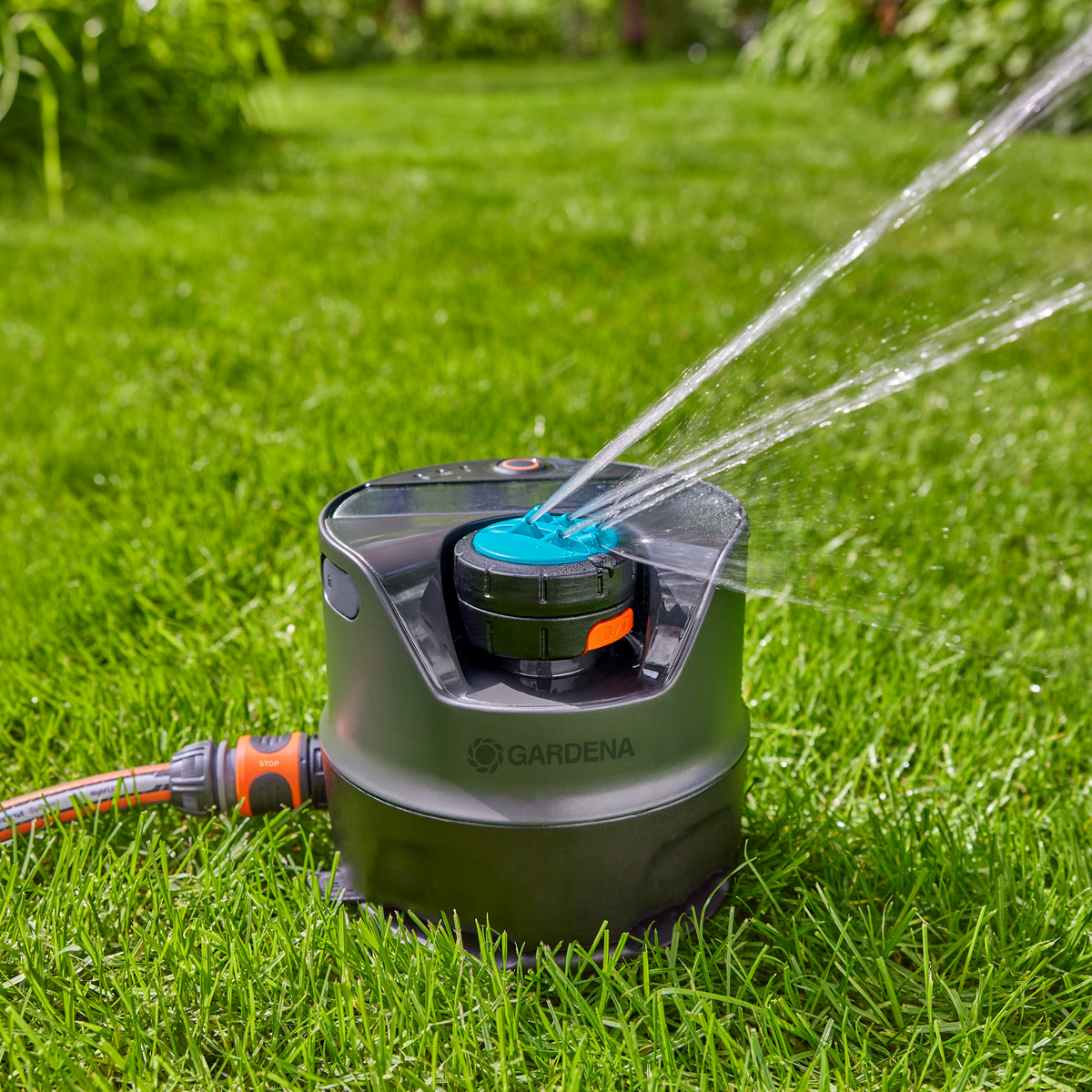 GARDENA AquaPrecise 地面式草坪灌溉系統進行灑水