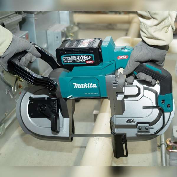 操作員雙手握持 Makita PB002GZ 帶鋸切割金屬管道