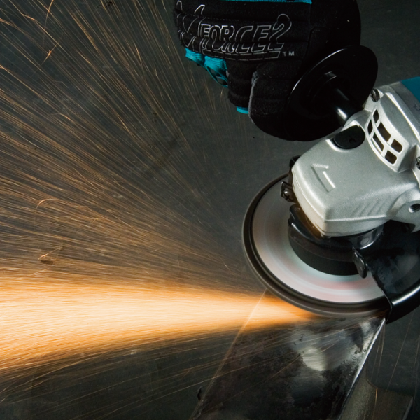 Makita DGA402RGJ 18V 充電式角向磨光機切割金屬時火花四濺的操作情況