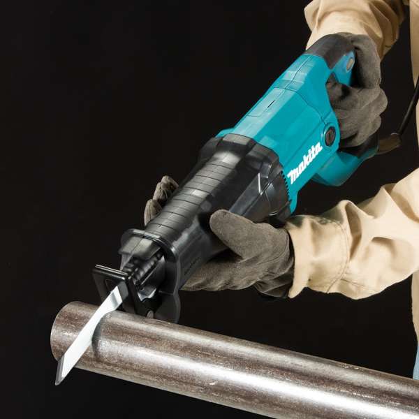 操作人員手持 Makita 牧田 JR3051TK 往復鋸切割金屬管道