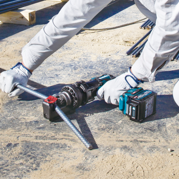 工人在地盤使用 Makita SC001GZK 40V 充電式油壓鋼筋剪切斷鋼筋