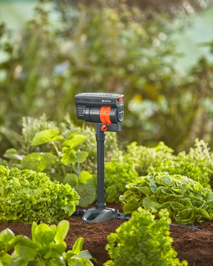 GARDENA OS 90 灑水器配合延長管在花圃使用