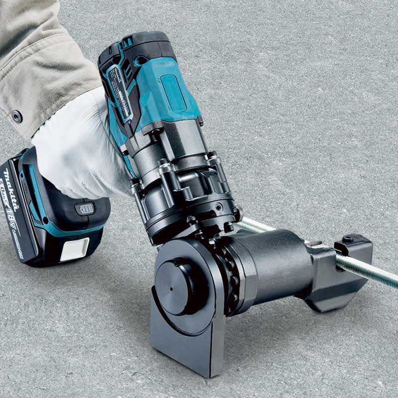 Makita DSC121Z 充電鋼筋切斷機配合平衡支架於地面切斷全牙螺桿