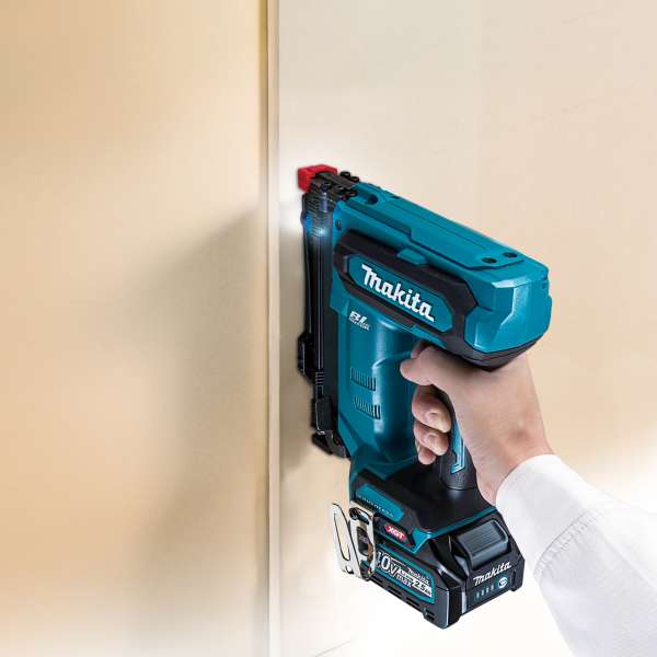 操作人員以 Makita ST001GZ 40V 充電式碼釘槍在牆板接口位置打入碼釘