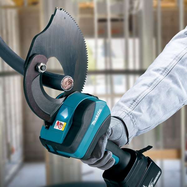 工人戴上手套,於工地以 Makita DTC102ZK 18V 充電式電纜剪斷機剪切銅質電纜
