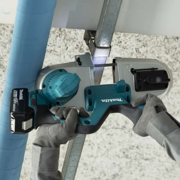 工人戴上手套手持 Makita DPB182Z 充電式輕便帶鋸,於高處切割金屬管道