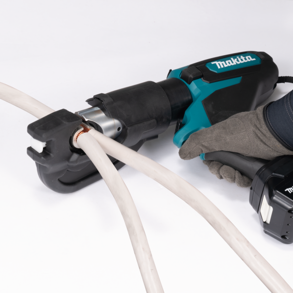 Makita DTC302ZK 充電式壓接機壓接大直徑電線端子的近距離特寫