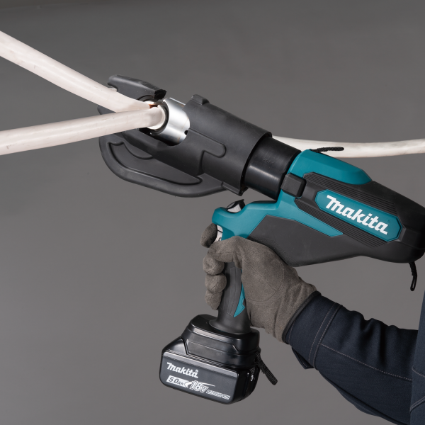 操作員戴上手套雙手持握 Makita DTC302ZK 18V 充電式壓接機進行電纜壓接