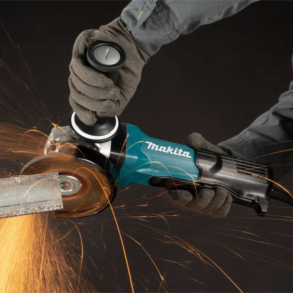操作人員戴手套手持 Makita GA5093 角向磨光機打磨金屬並產生火花