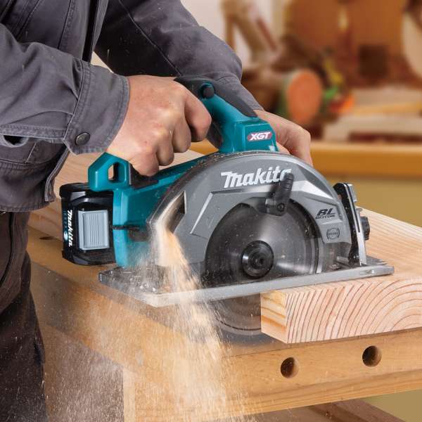 Operator cutting a timber board with the Makita HS003GZ 40V cordless circular saw