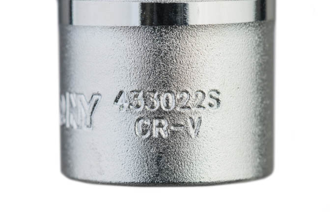 KING TONY 套筒刻字近照，清楚可見 433022S 及 CR-V；品牌來源頁標示 433022SR，本款為 11/16 吋十二角、1/2 吋驅動，單顆出售