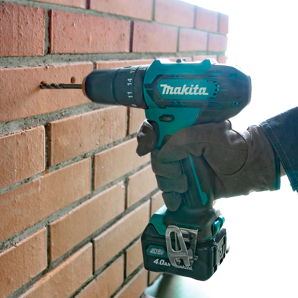 Makita HP333DSAE 充電衝擊電鑽於磚牆進行衝擊鑽孔