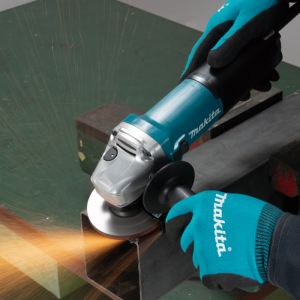 操作人員雙手持 Makita GA4100 角向磨光機打磨金屬工件，磨切位置產生火花