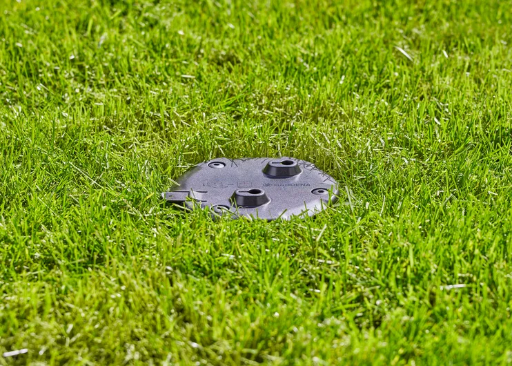 GARDENA AquaPrecise 地面定位底板固定於草坪上的安裝示意