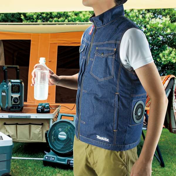 穿著 Makita DFV215A02 充電式冷風背心於戶外環境，背心側面可見內置風扇