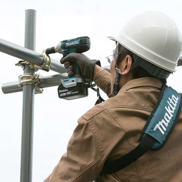 工人配戴安全帽於高處使用 Makita DTW190SFX7 充電式衝擊扳手施工