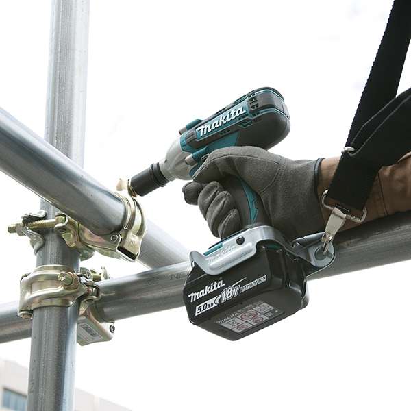 以 Makita DTW190SFX7 18V 充電式衝擊扳手鎖緊棚架鋼管扣件