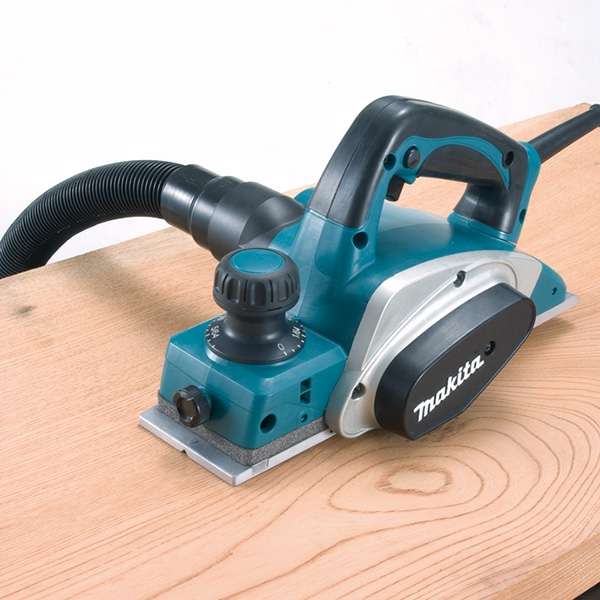 Makita KP0800X 電刨接駁集塵軟管，於木板上進行刨削作業