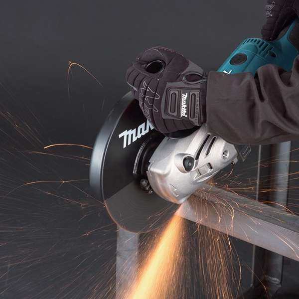 Makita GA9020F 角向磨光機切割金屬方管，火花四濺