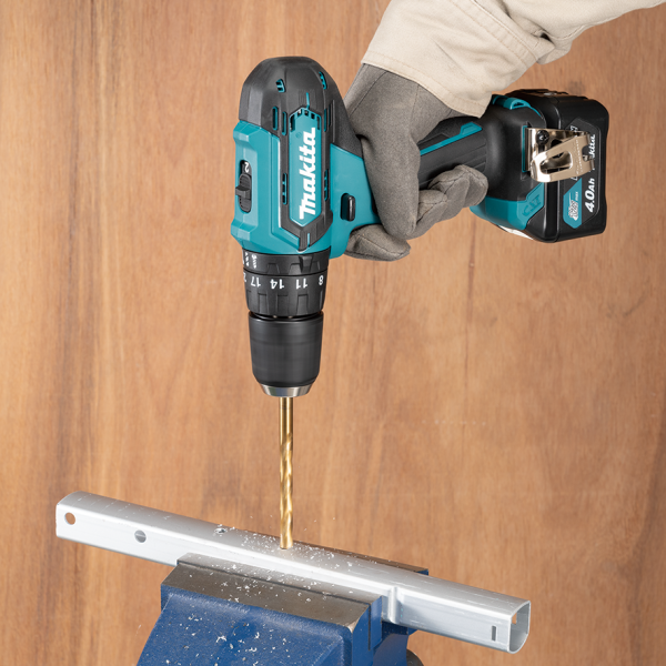 Makita HP333DZ 充電式衝擊電鑽於虎鉗上鑽孔金屬型材的作業情境