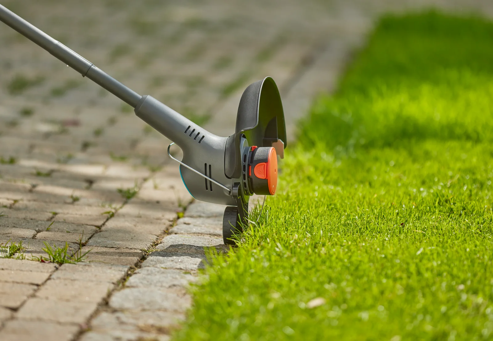 Installing the replacement filament cassette on a GARDENA EasyTrim grass trimmer