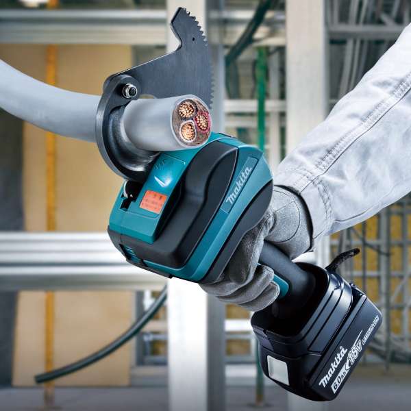 工人戴手套持 Makita DTC100ZK 18V 充電式電纜剪斷機在工地剪斷多芯電纜
