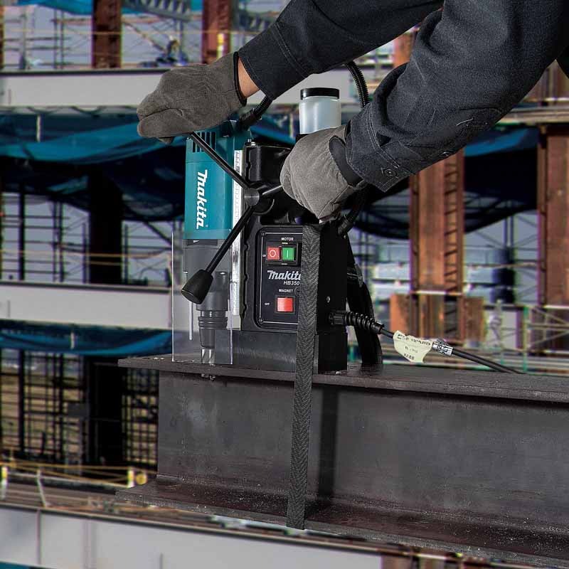 Makita 牧田 HB350 磁力鑽配聚酯安全綁帶，於建築地盤鋼樑上進行鑽孔作業