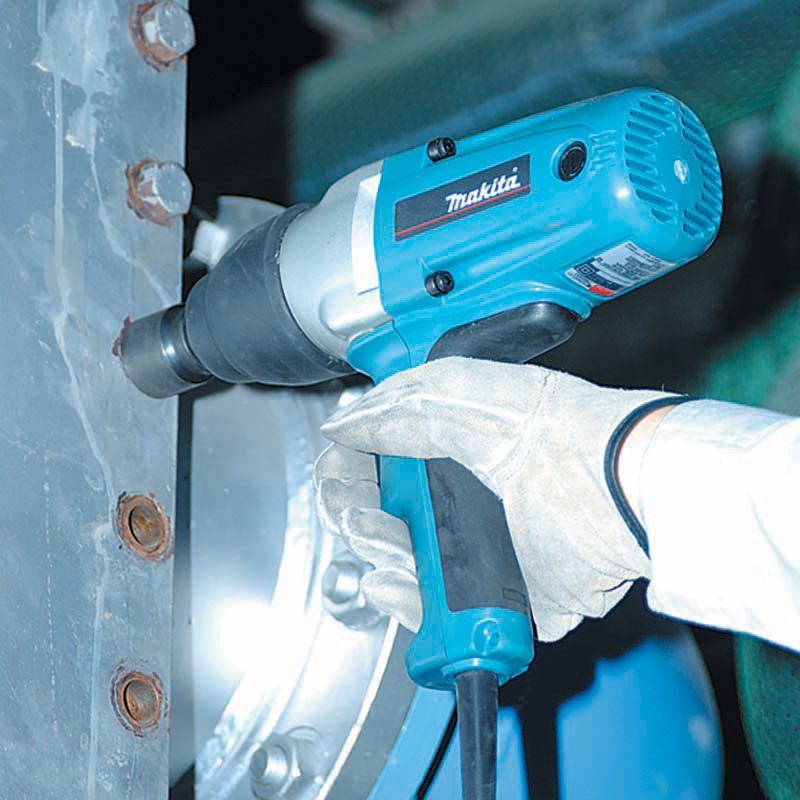 Makita 牧田 TW0200 電動扳手在工地上鎖緊法蘭螺栓的實際使用情況