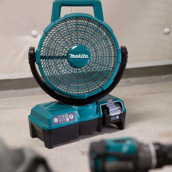 Makita 牧田 CF001GZ 充電式風扇放置於工地地面運作