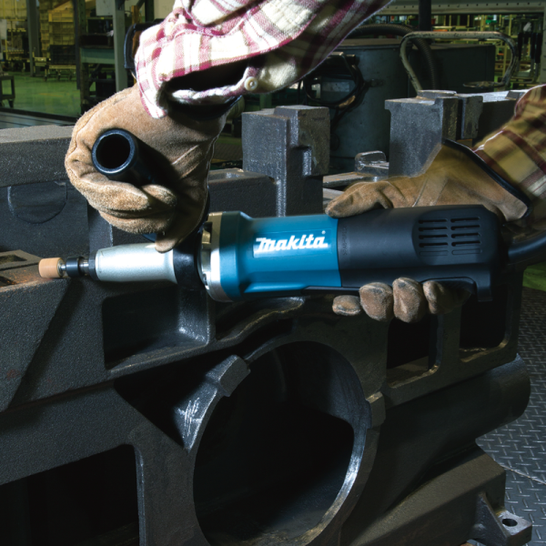 工人戴上工作手套,使用 Makita 牧田 GD0801C 電磨為鑄件內孔進行研磨作業