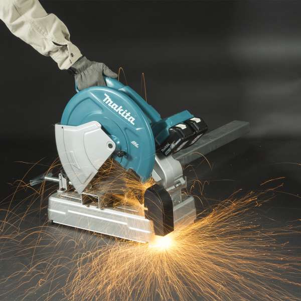Makita DLW140Z 充電式型材切割機切割金屬型材的實際操作情境