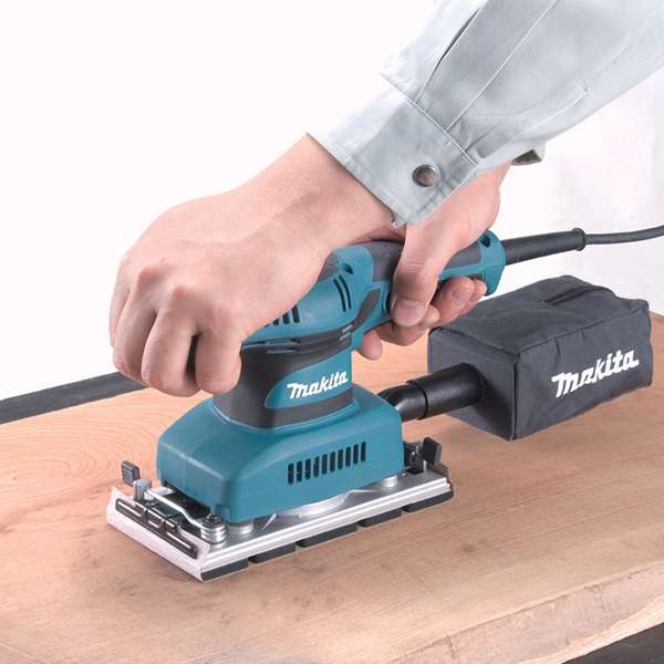 Makita 牧田 BO3710 平板砂光機在木板表面進行打磨作業