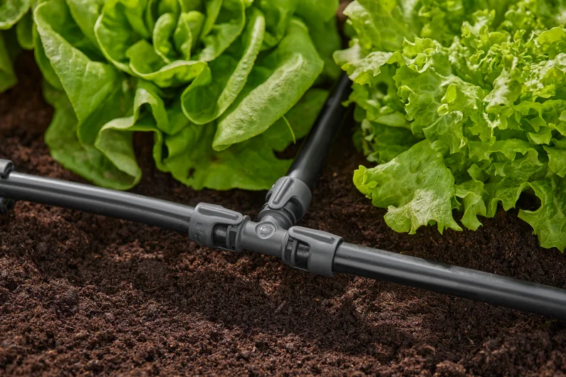 GARDENA 13 毫米 T 型接頭連接微滴灌管使用示意