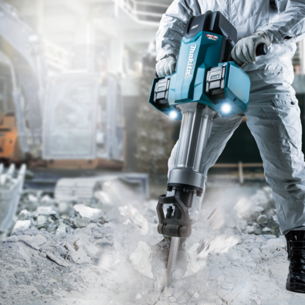 工作人員手持 Makita HM004GZ05 充電式電鎬於工地破碎混凝土