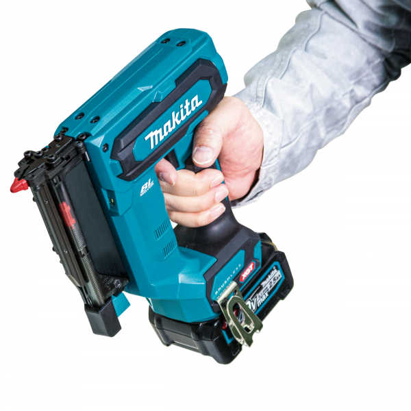 單手握持 Makita PT001GZ 充電式蚊釘槍的操作示範