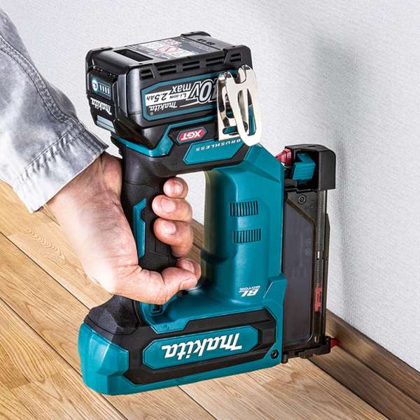 Makita PT001GZ 40V 充電式蚊釘槍於牆身收邊位置施工的使用情境