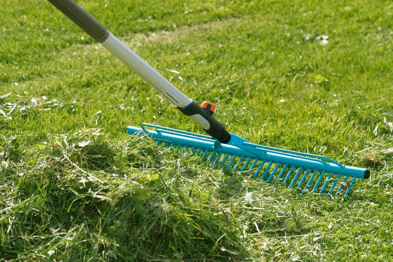 GARDENA 3381-20 草坪耙收集草屑示意