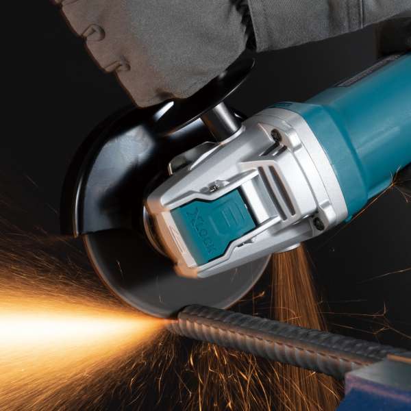 Makita 牧田 GA5080R 角向磨光機切割鋼筋時的操作情境