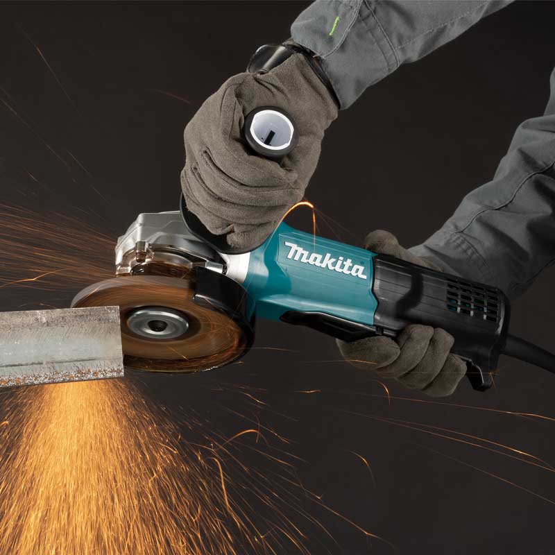 操作員手持 Makita GA5095 125毫米角向磨光機切割金屬型材