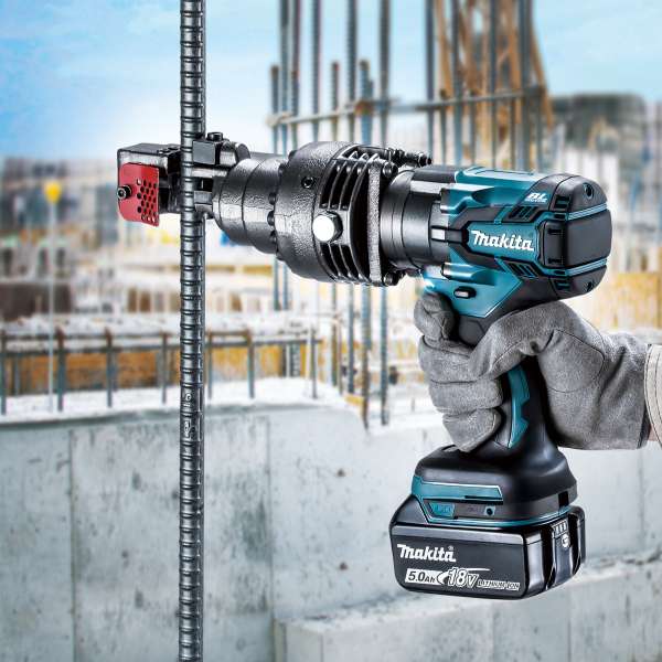 工地人員戴手套手持 Makita DSC163Z 18V 充電式油壓鋼筋剪切斷豎立鋼筋