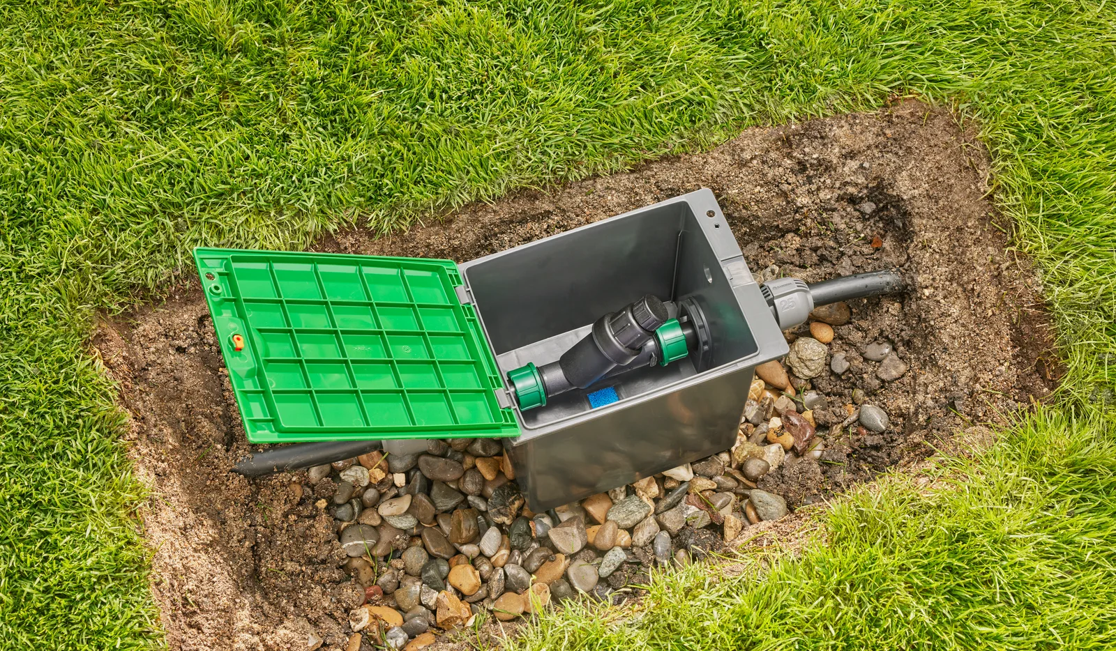 GARDENA 8200-20 壓力調節器安裝於地下閥箱內