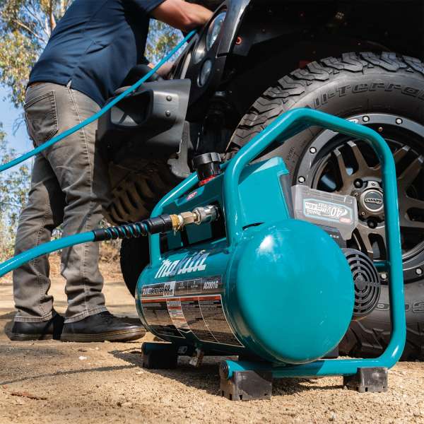 Makita AC001GZ 40V 充電式空氣壓縮機於戶外為車輛輪胎充氣