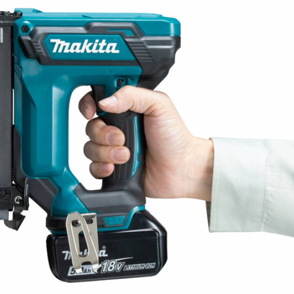 手持 Makita DST121Z 18V 充電式碼釘槍作業示範