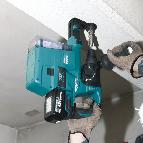 工人手持 Makita DHR242RGJ 18V 充電式電錘於天花板鑽孔，圖中專用集塵器 DX06 需另行購買
