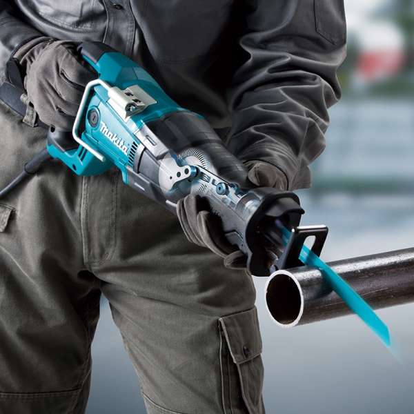 工人手持 Makita 牧田 JR3061T 軌道式往復鋸切割金屬管道