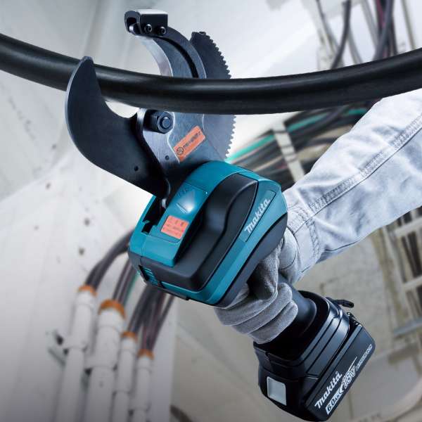 工作人員戴上手套手持 Makita DTC101ZK 18V 充電式電纜剪斷機，於現場剪切粗身電纜